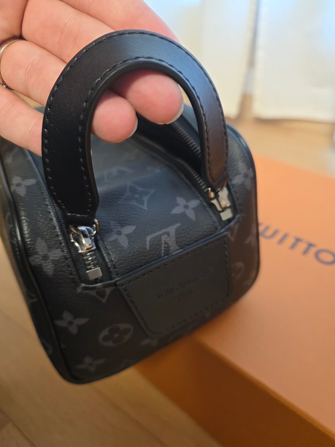 [25년] 루이비통 돕키트 토일렛 파우치 클러치 모노그램 이클립스 상품이미지8