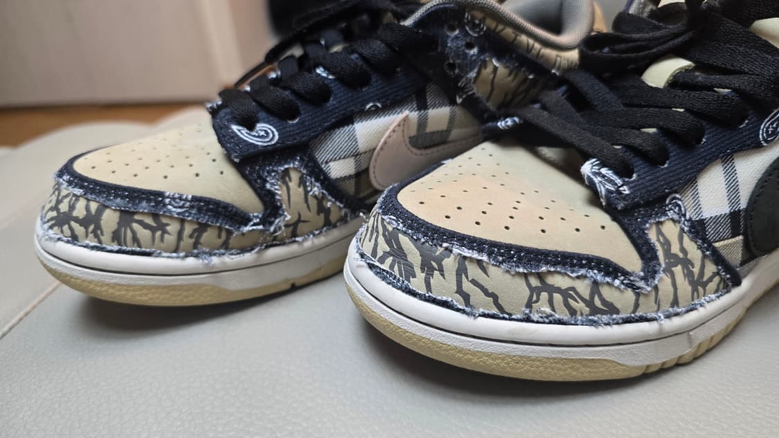 나이키 트래비스 스캇 SB 덩크 로우 245 벗김 (리버스) 상품이미지2