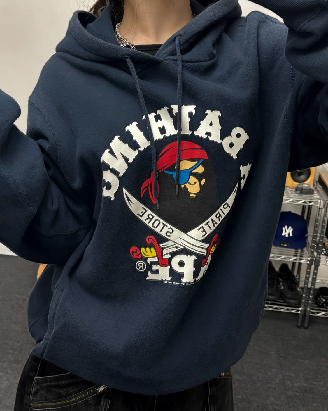 베이프 PIRATES 해적 컬리지 로고 네이비 후드티 상품이미지1
