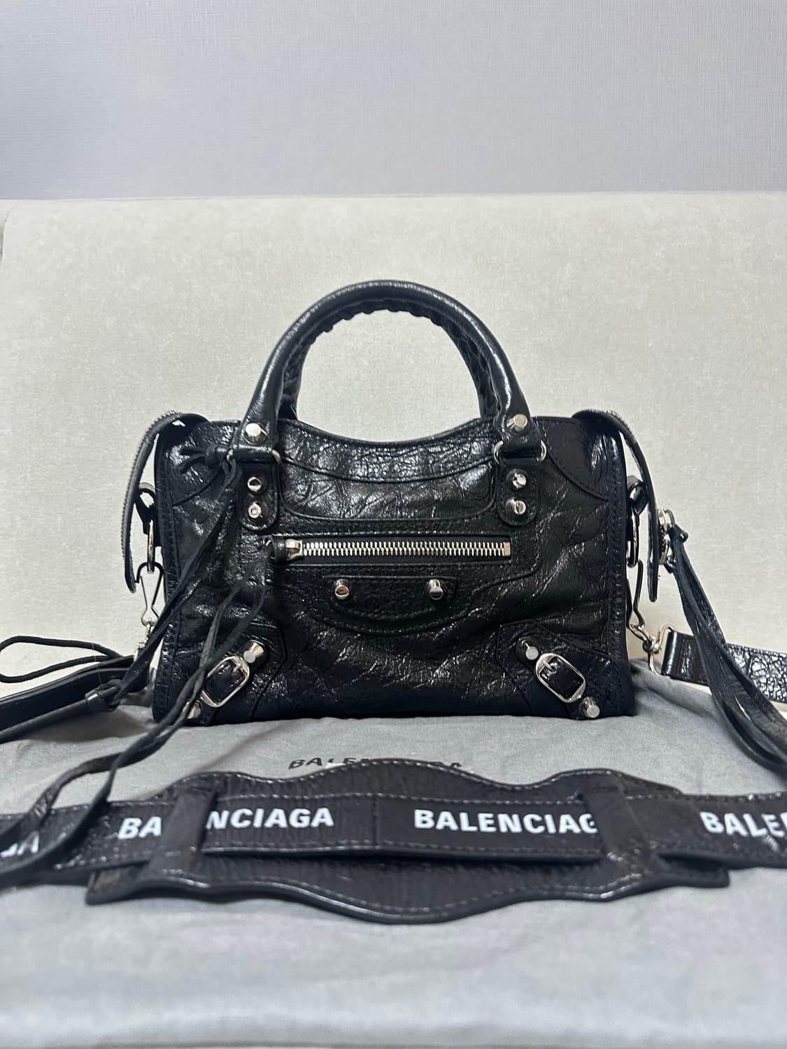 [SA 정품] 발렌시아가 로고스트랩 시티 모터백 블랙 상품이미지1