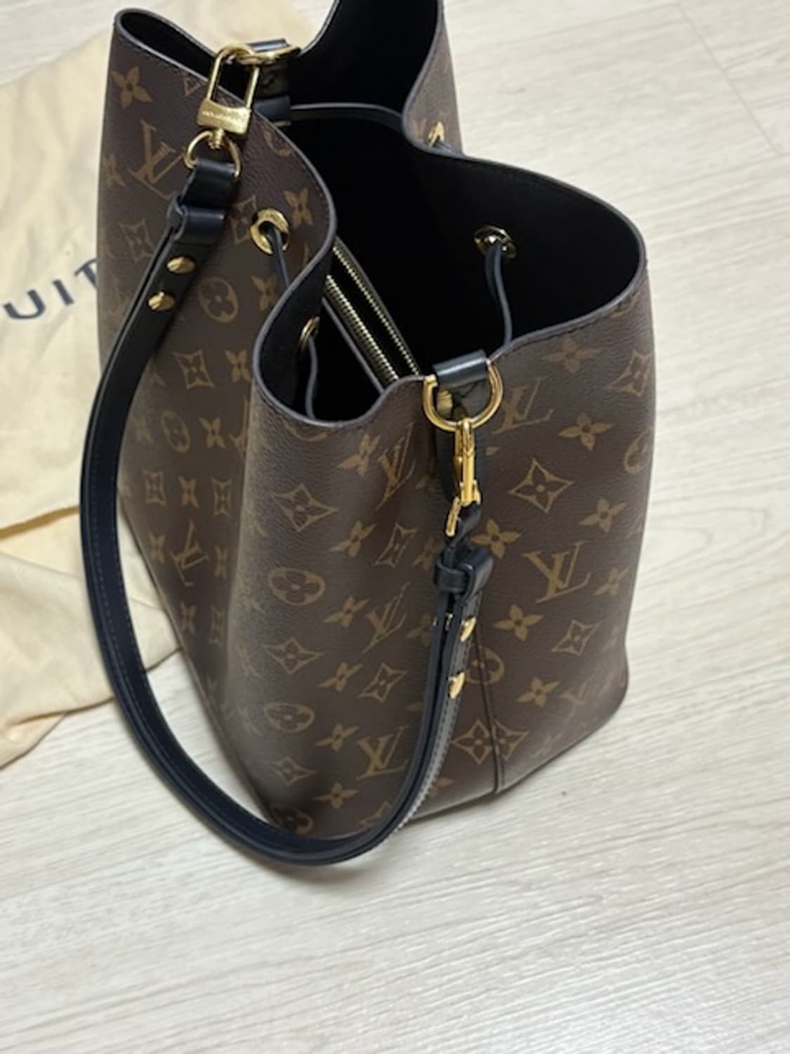 루이비통 네오노에 버킷백 블랙 상품이미지3