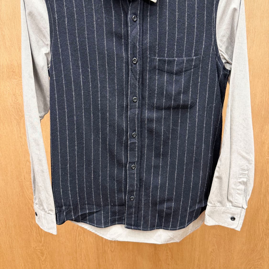 하레 혼방 패널 긴팔 울 셔츠 스트라이프 전면 포켓 디테일 네이비 그레이 상품이미지5