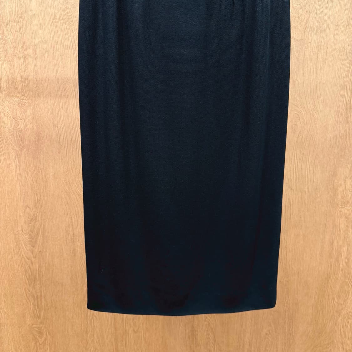 버버리 롱 스커트 심플 무지 투 턱 후면 밑단 절개 디테일 블랙 상품이미지5