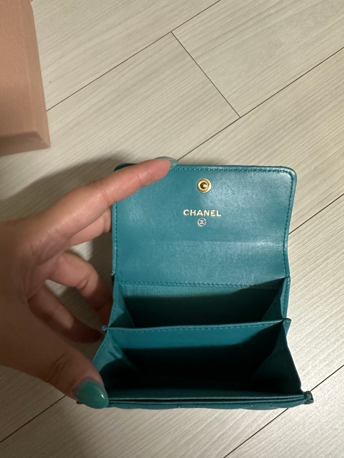 샤넬 지갑 에머랄드 그린 상품이미지2
