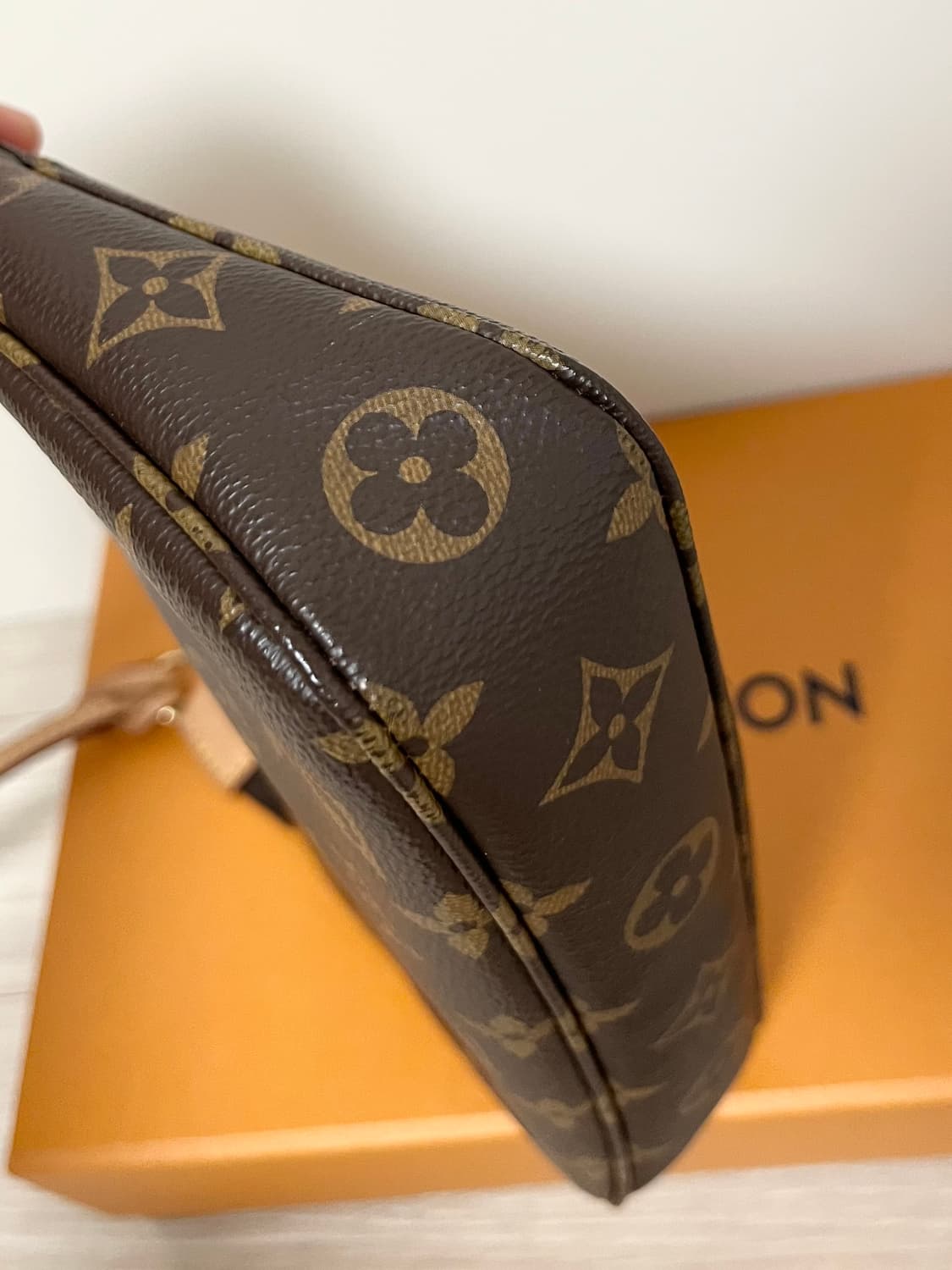 루이비통 포쉐트 악세수아 NM 모노그램 숄더백 상품이미지4