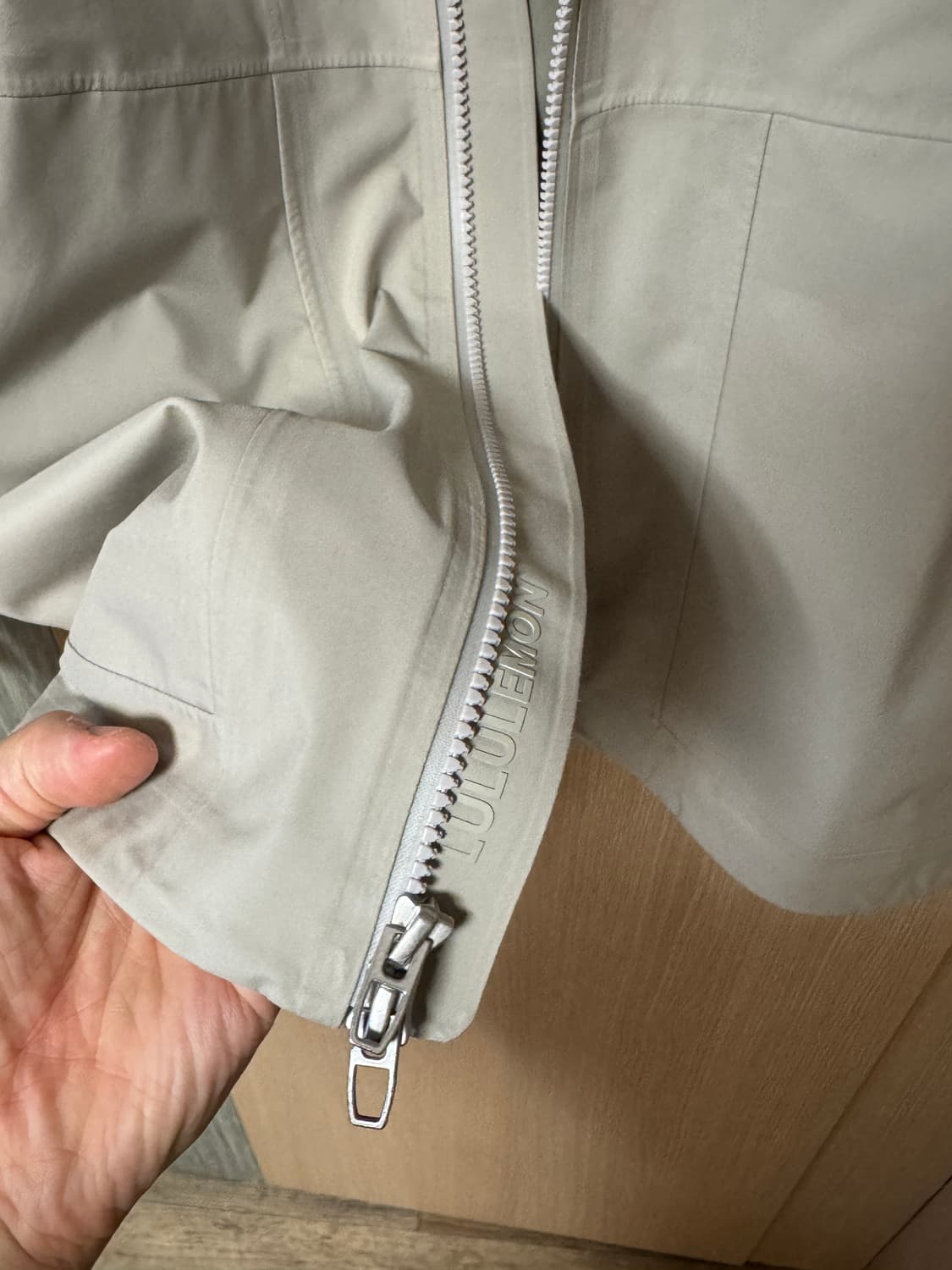 룰루레몬 바람막이 윈드브레이커 베이지 M 상품이미지4