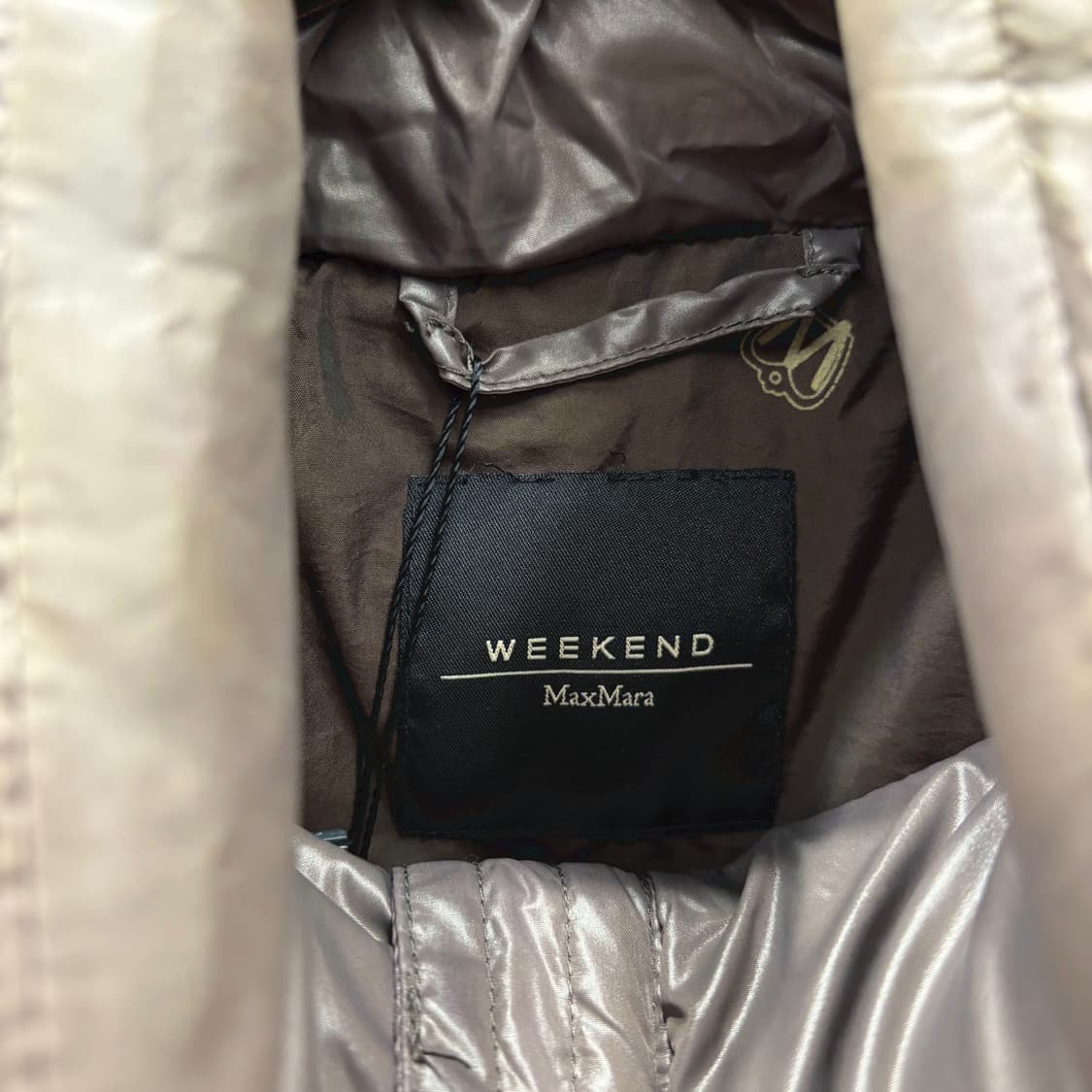 막스마라 위켄드 롱 다운 베스트 후드 탈부착 사이드 포켓 디테일 그레이 상품이미지6