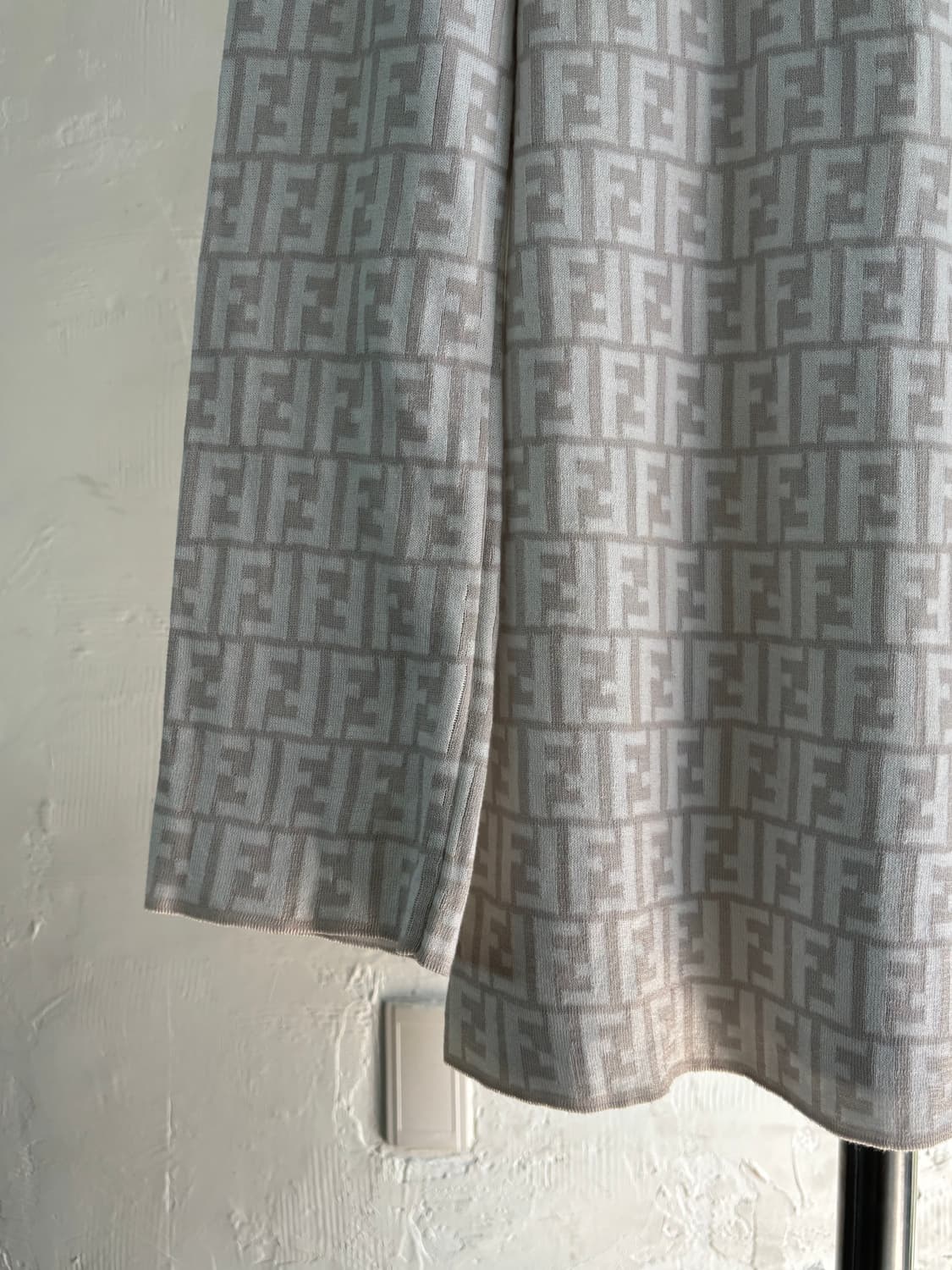 (새상품)Fendi 펜디 그레이 FF 모노그램 로고 슬리브 니트 상품이미지6