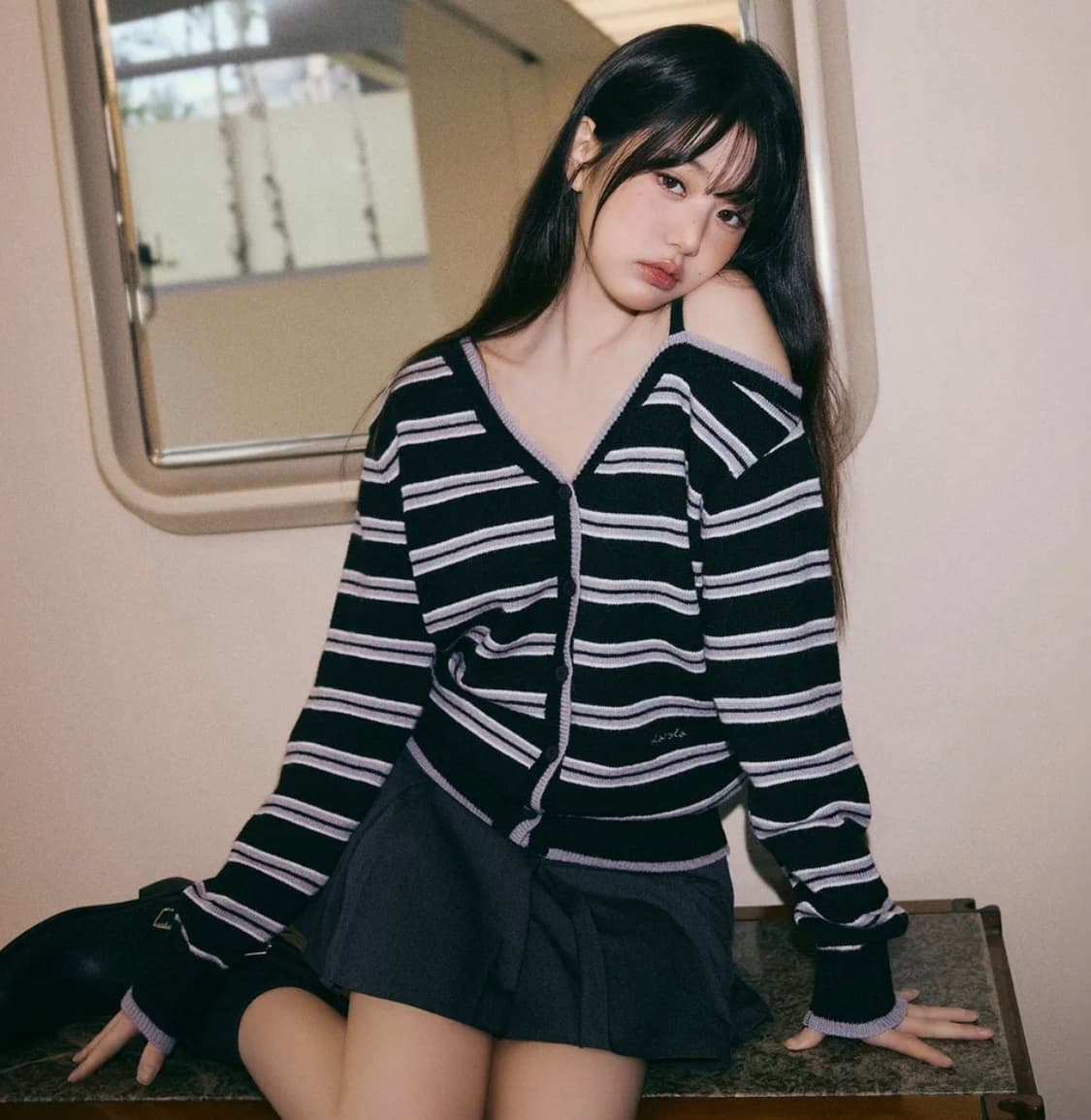 로라로라 오프숄더 가디건 Black  상품이미지1