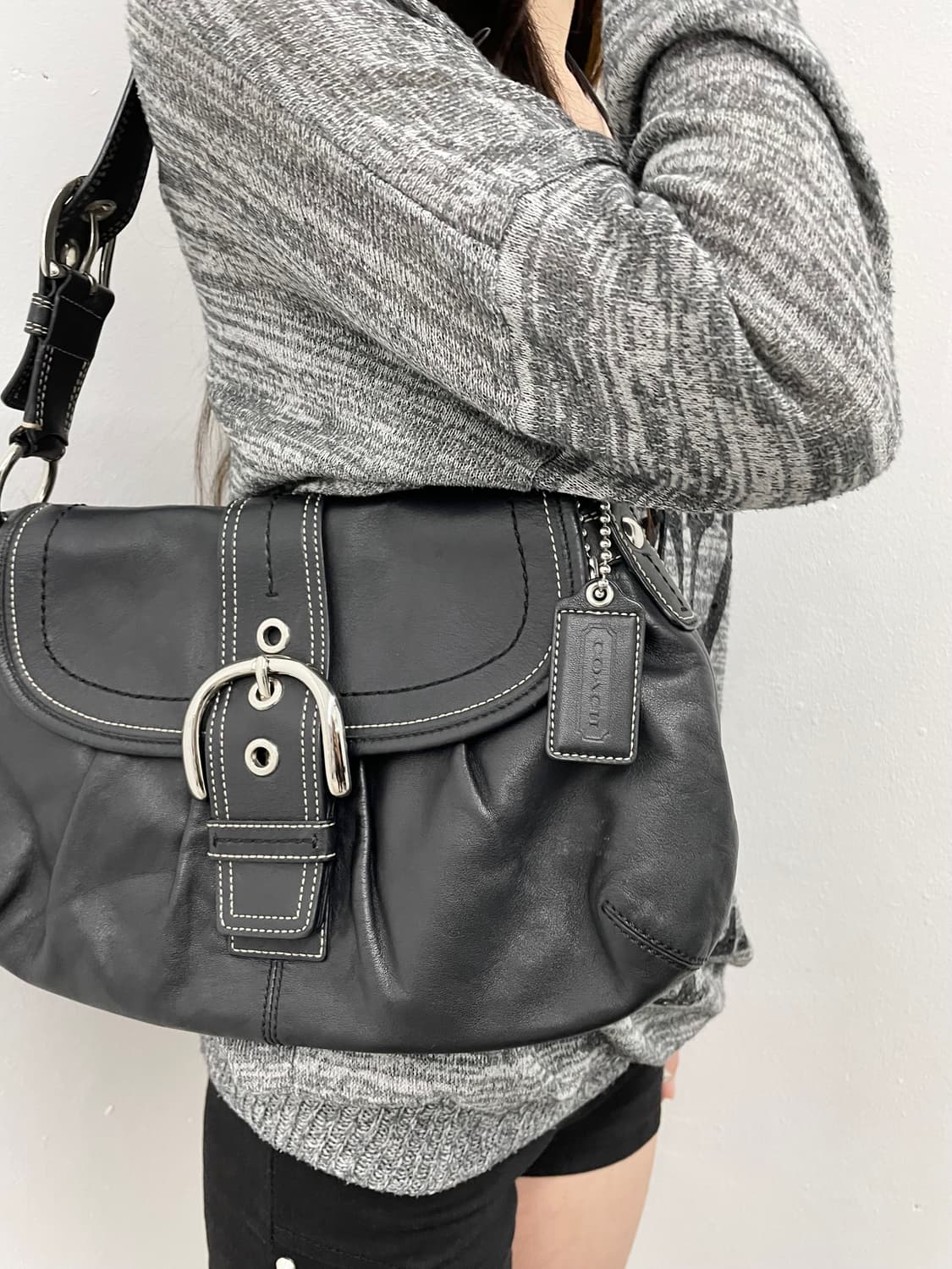 코치 블랙 레더 버클 숄더백 상품이미지2