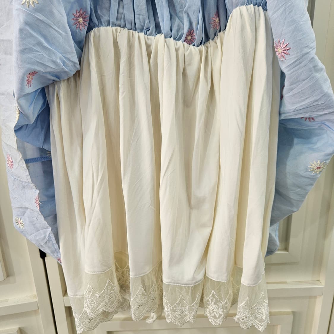 레이스 꽃무늬 하늘색 끈 원피스 상품이미지7