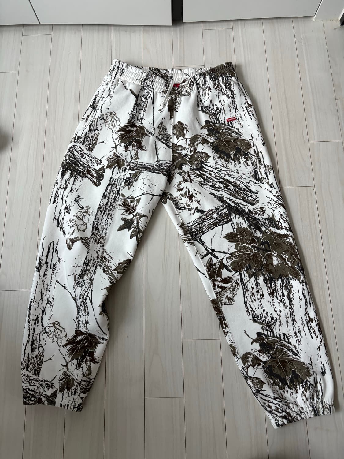 슈프림 스몰 박스 스웨트팬츠 스노우 카모 상품이미지1