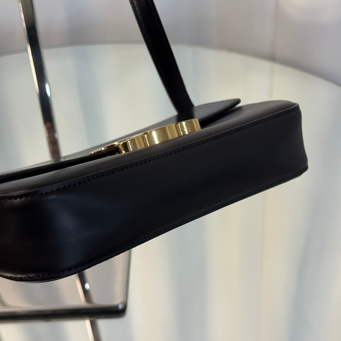 셀린느 트리옹프 클로드 숄더백 카프스킨 블랙 상품이미지4