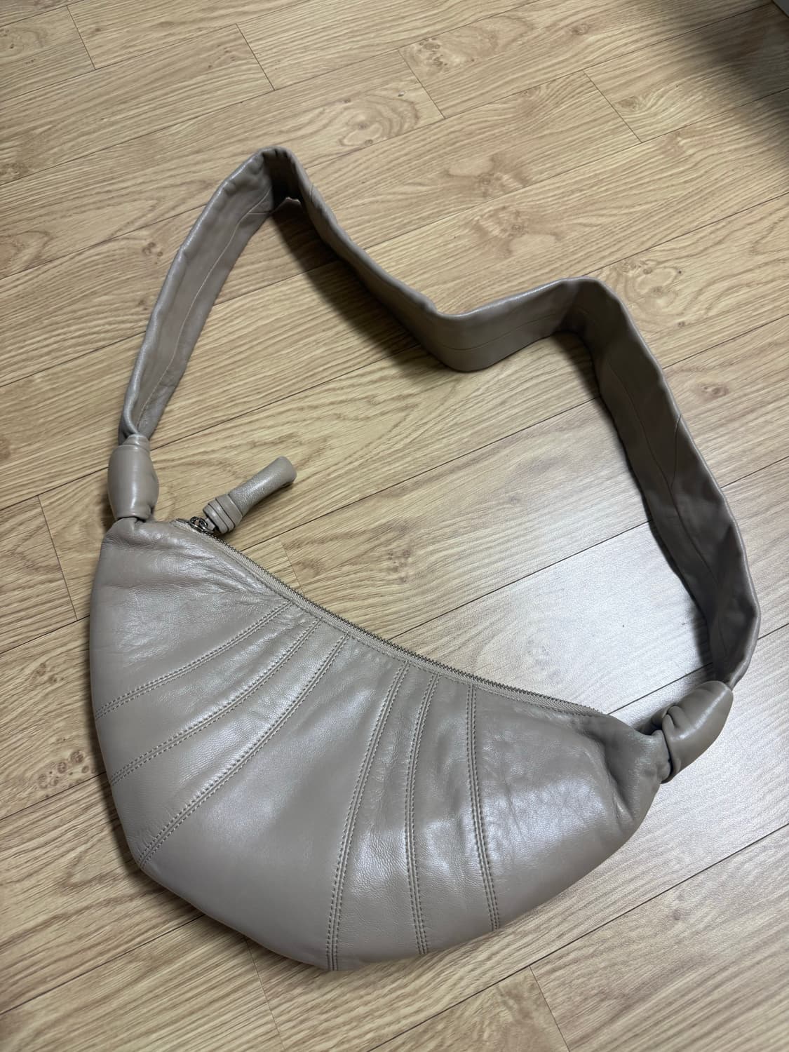 르메르 크루아상백 스몰 샌드스톤 양가죽 상품이미지1