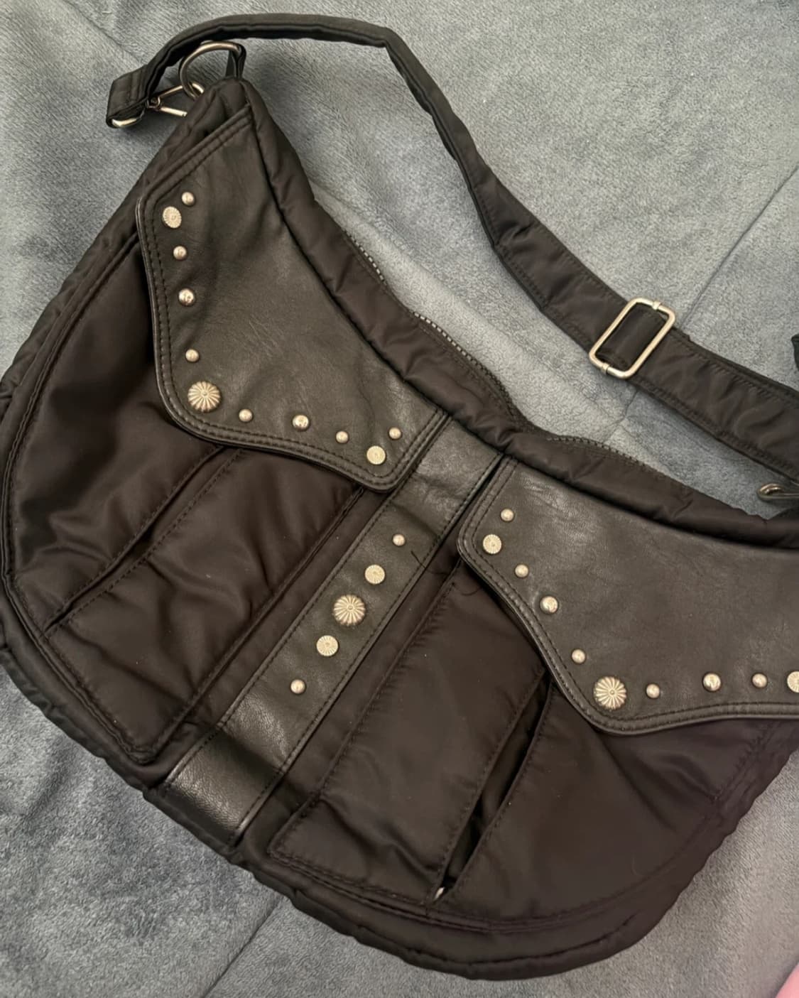 이우가마카라스 X 송필드 크로스백 상품이미지1