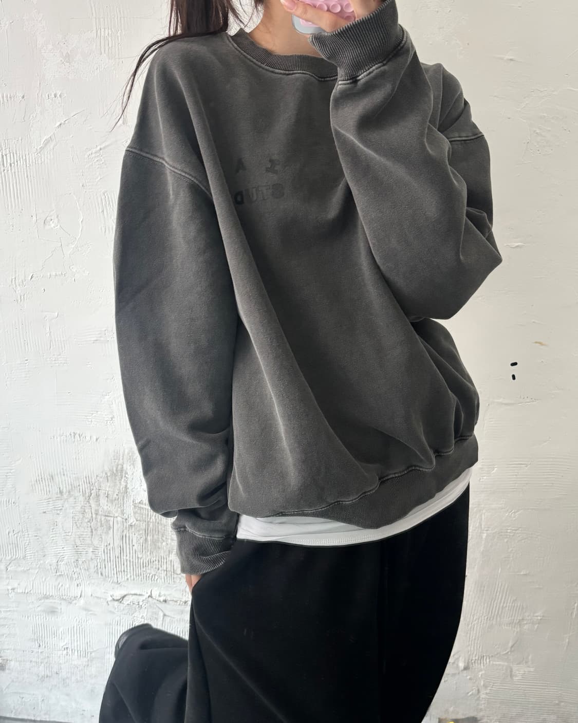 IAB Studio 아이앱 스튜디오 피그먼트차콜 로고 맨투맨 상품이미지2