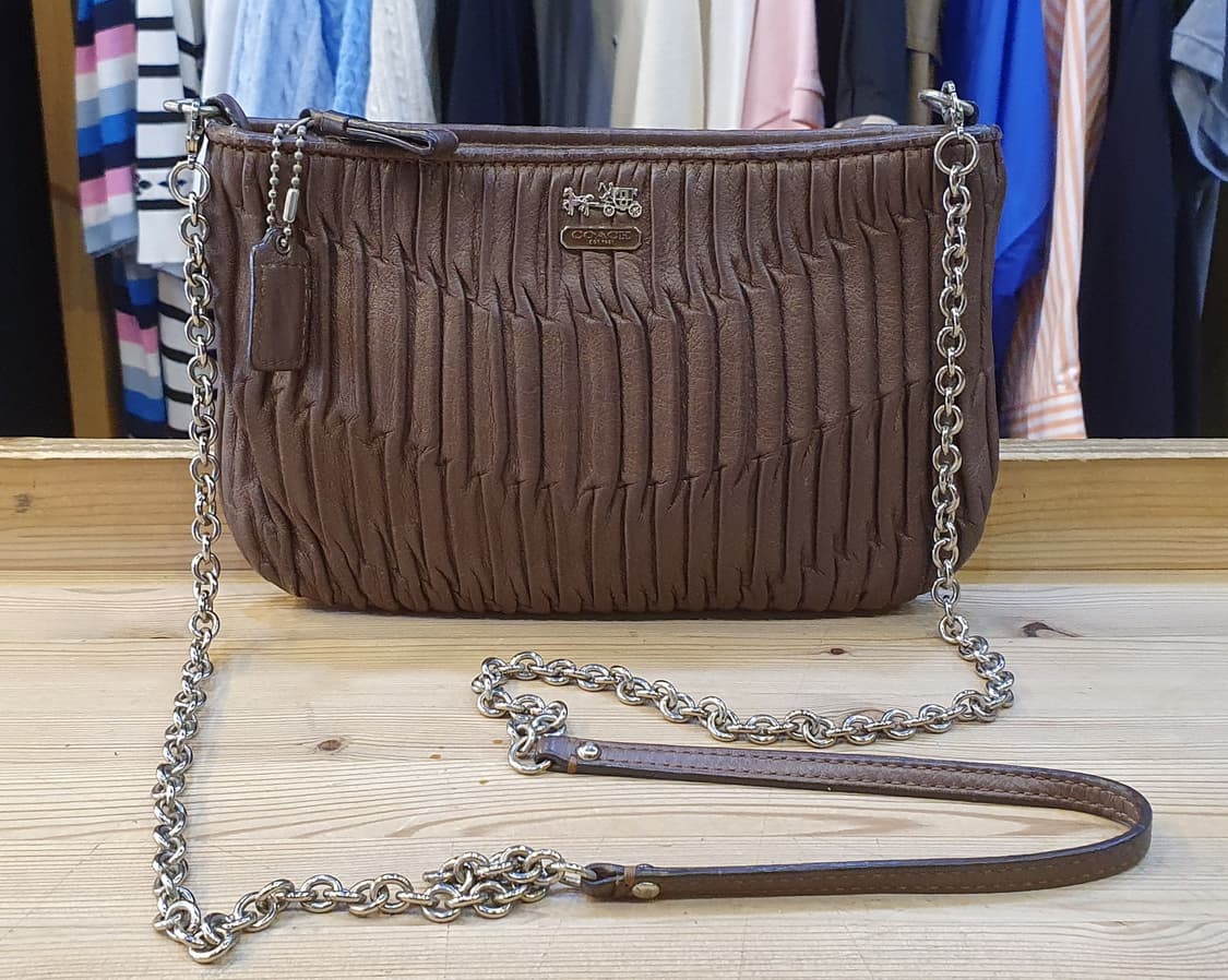 코치 레더 플리츠 크로스백 상품이미지1