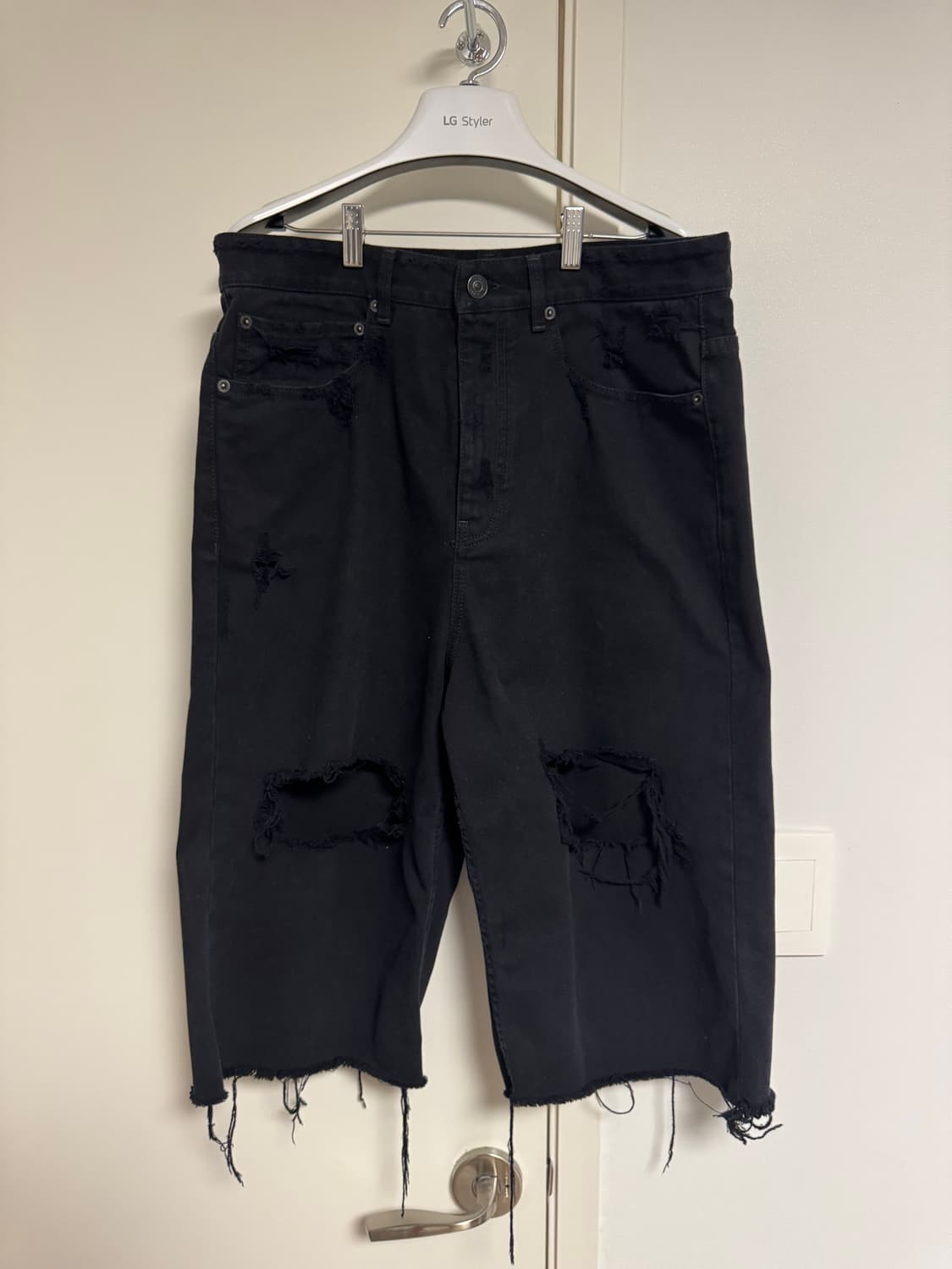 [S] BALENCIAGA 발렌시아가 디스트로이드 데님 쇼츠 블랙 상품이미지1