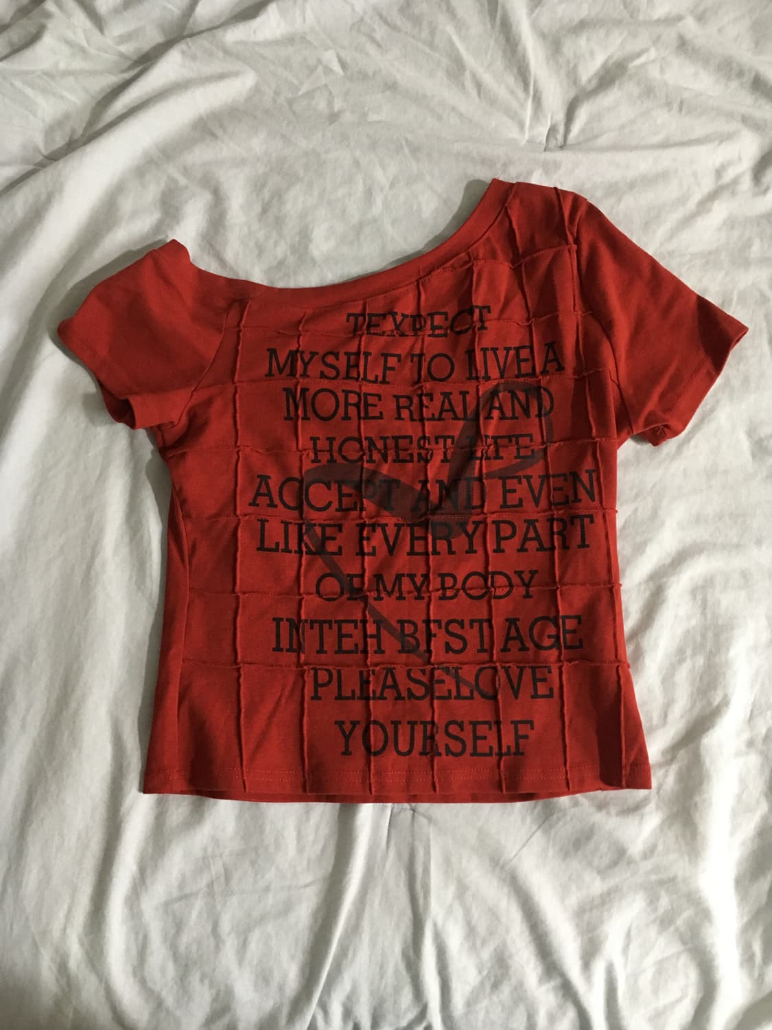 Red 레터링 언발 오프숄더 세미크롭 반소매 반팔티 상품이미지1