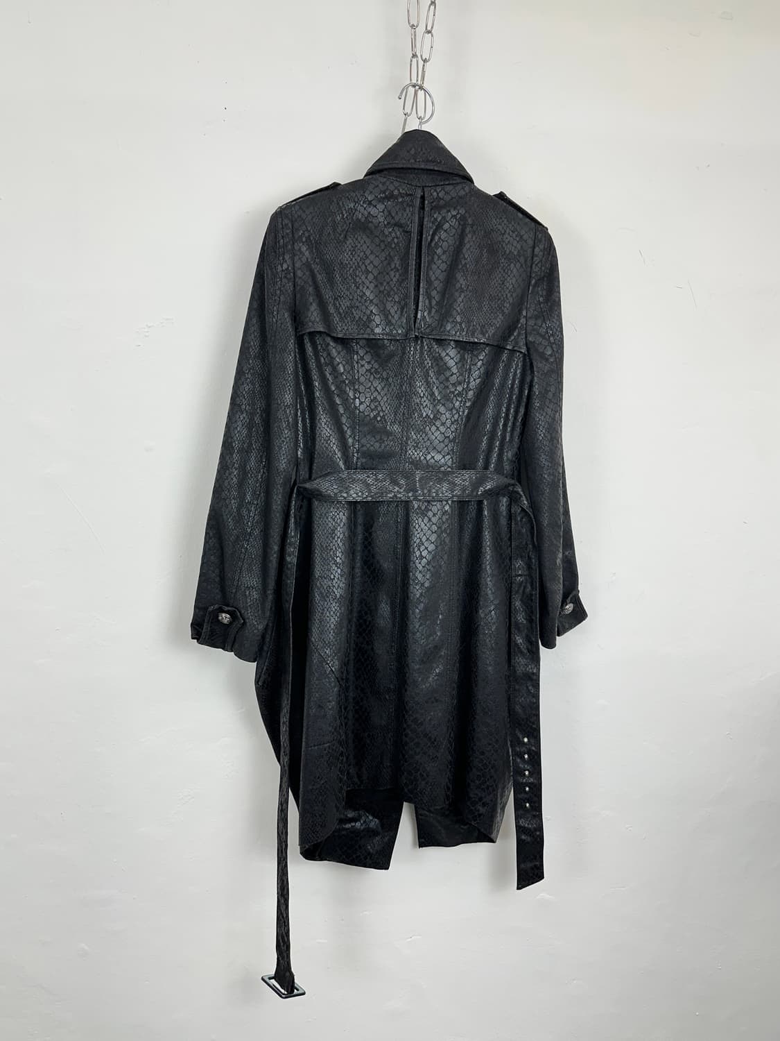 DOHO Snakeskin-Effect Glossy Belted Coat 상품이미지5