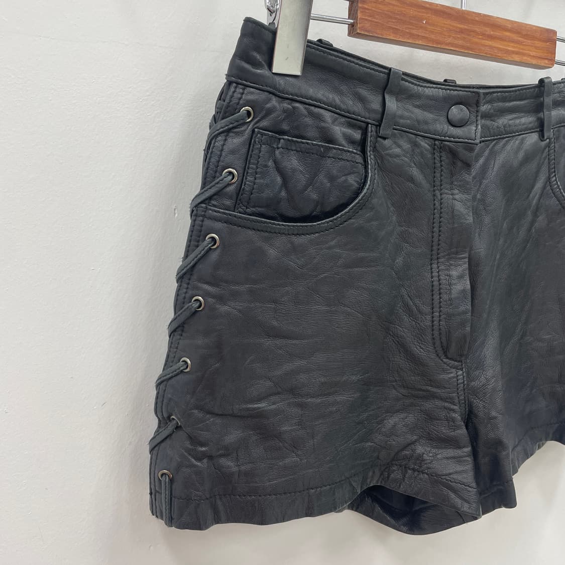 풀 램스킨 사이드 레이스업 숏 팬츠 가죽 반바지 상품이미지3