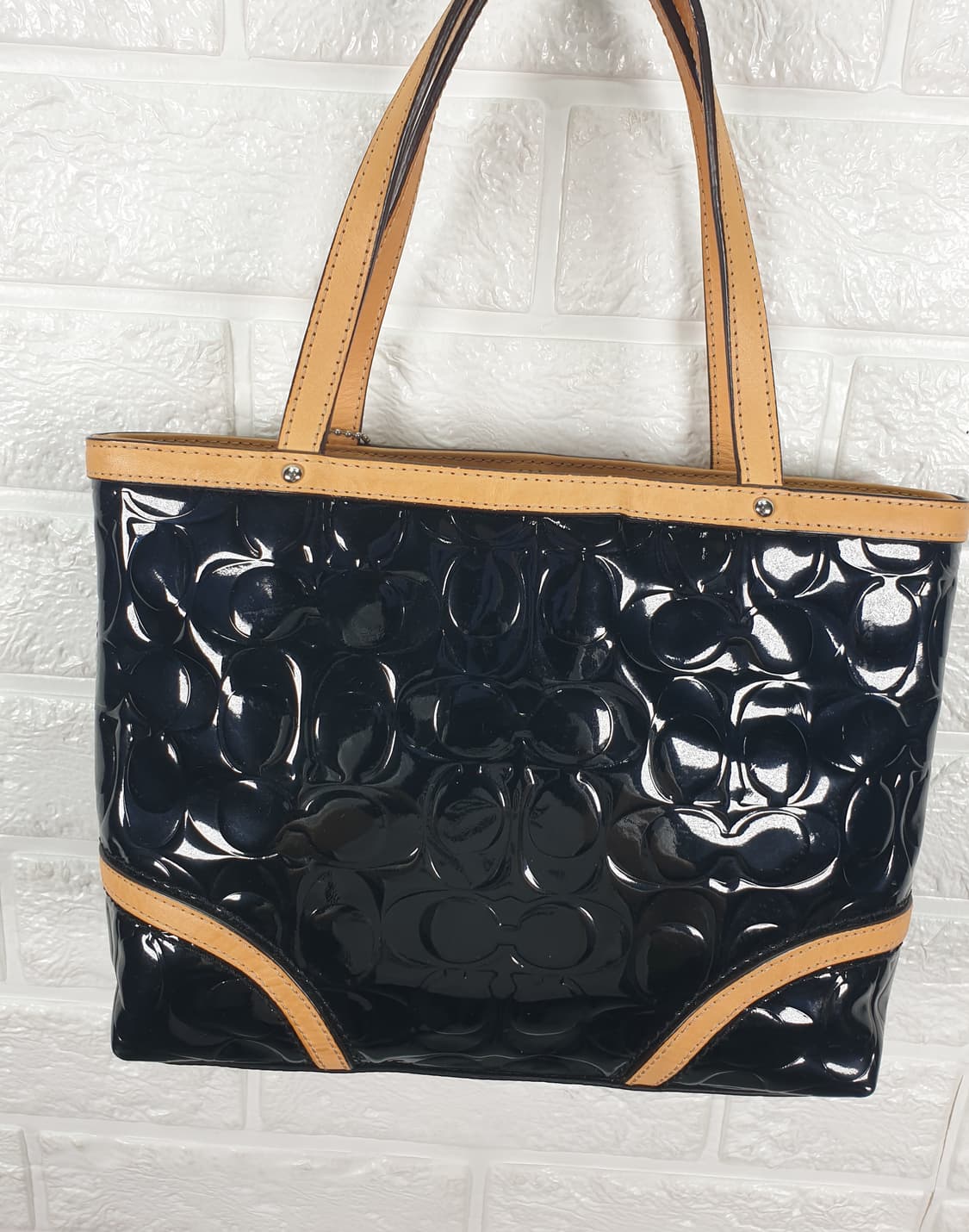 코치 페이트 엠보스드 에나멜 토트백 상품이미지5