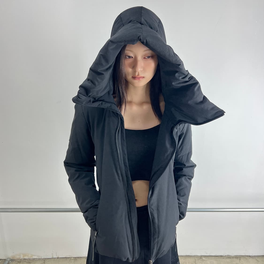 The Viridi Anne 비대칭 하이넥 후드 다운 자켓 상품이미지4