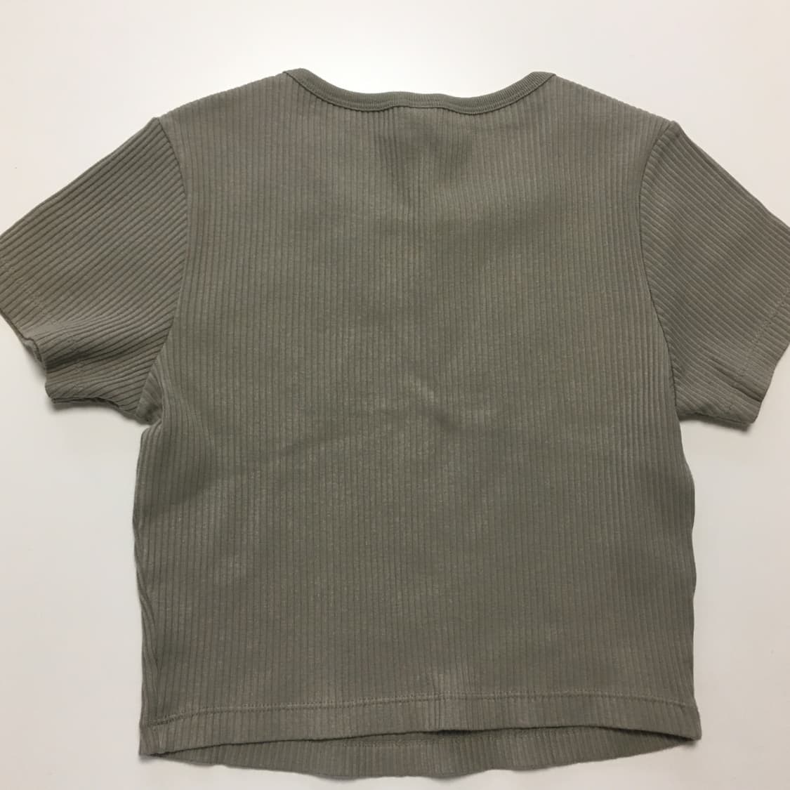 유니클로 크롭 반팔 카키색 상품이미지3