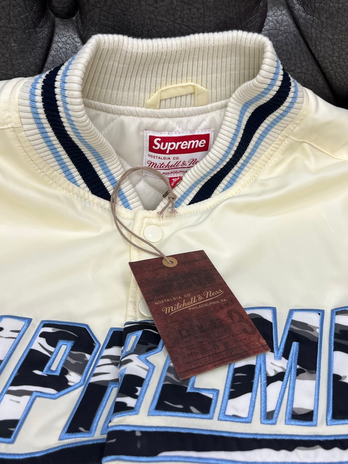 슈프림 미첼 & 네스 카모 로고 바시티 자켓 화이트 - 25SS 상품이미지1