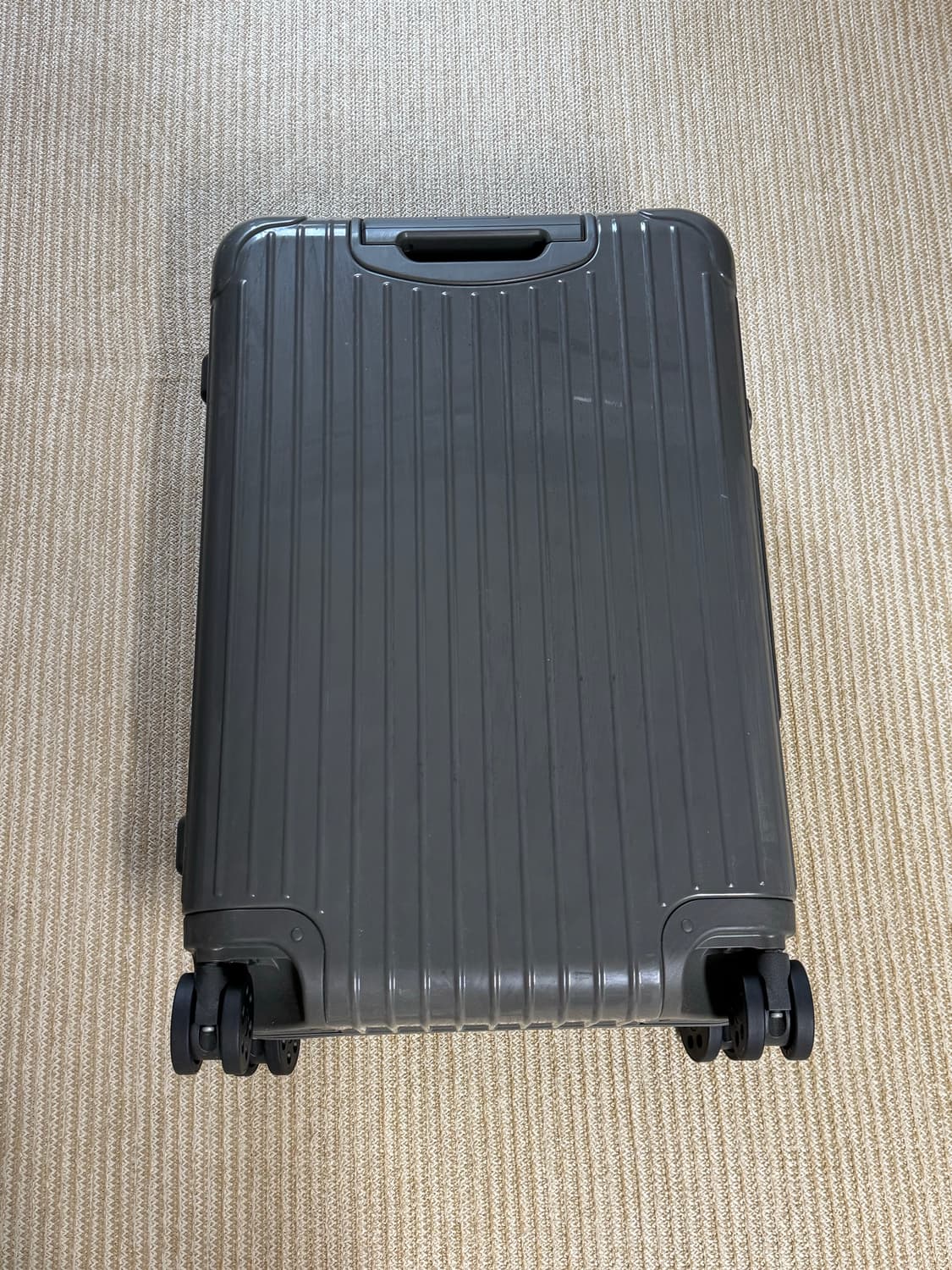 리모와(RIMOWA) 에센셜 체크인 M 캐리어 그레이색상 상품이미지3