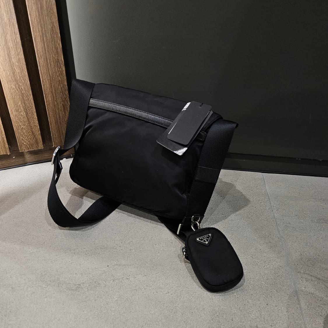 프라다 리나일론 레더 스트랩 삼각로고 플랩 메신저 백 상품이미지6
