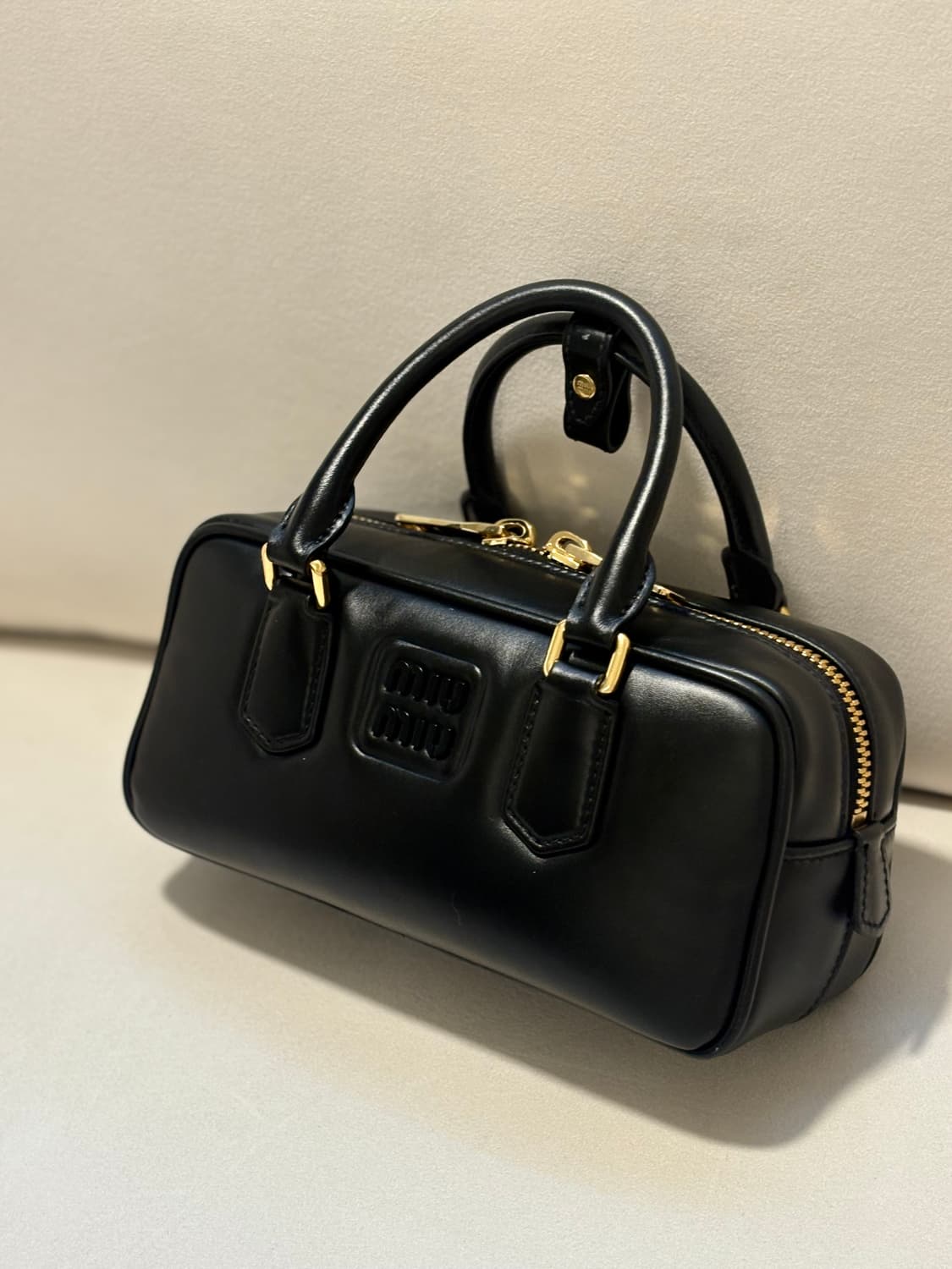 미우미우 아르카디 스몰 도트백 볼링백 상품이미지1