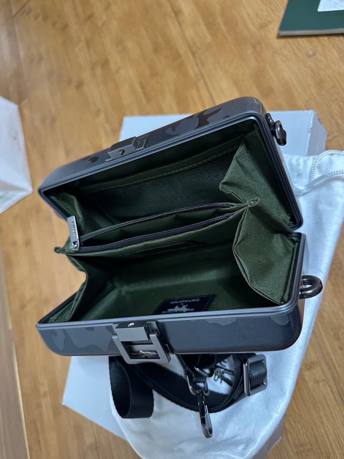 메종키츠네 x 쌤소나이트 카모플라쥬 하드 케이스 크로스바디백 상품이미지3