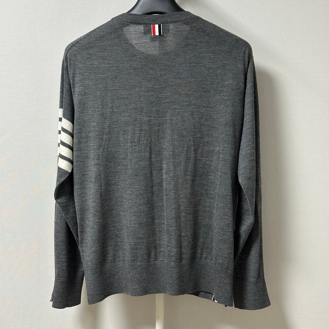 [4] 톰브라운 사선완장 메리노 울 니트 그레이 상품이미지2