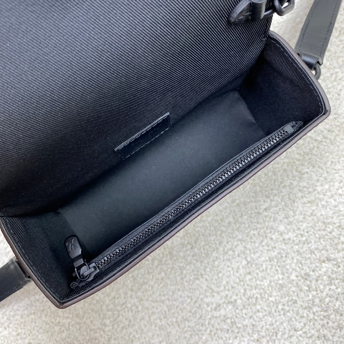 루이비통 크로스백 스티머 웨어러블 월릿 상품이미지7