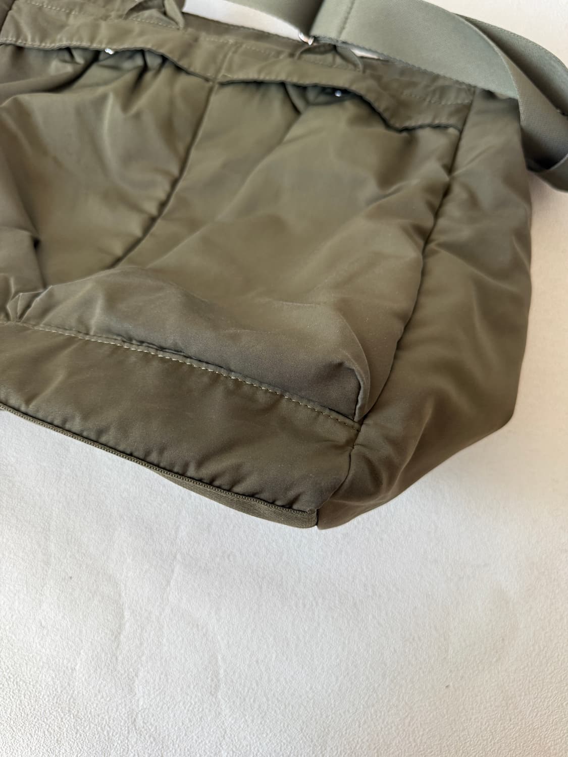 유니클로 씨(UNIQLO C) 헬멧백 상품이미지6