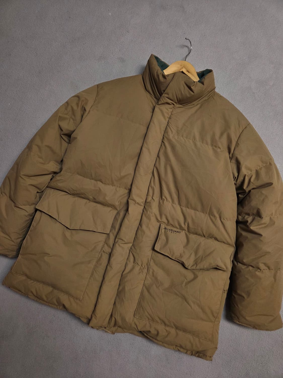 (105)
질스튜어트 세미오버핏 덕다운 양면 패딩 남
 상품이미지1