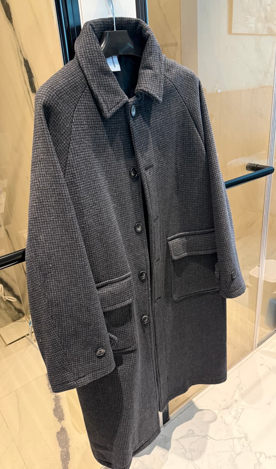 어반디타입 차콜 체크 발마칸 코트 상품이미지3