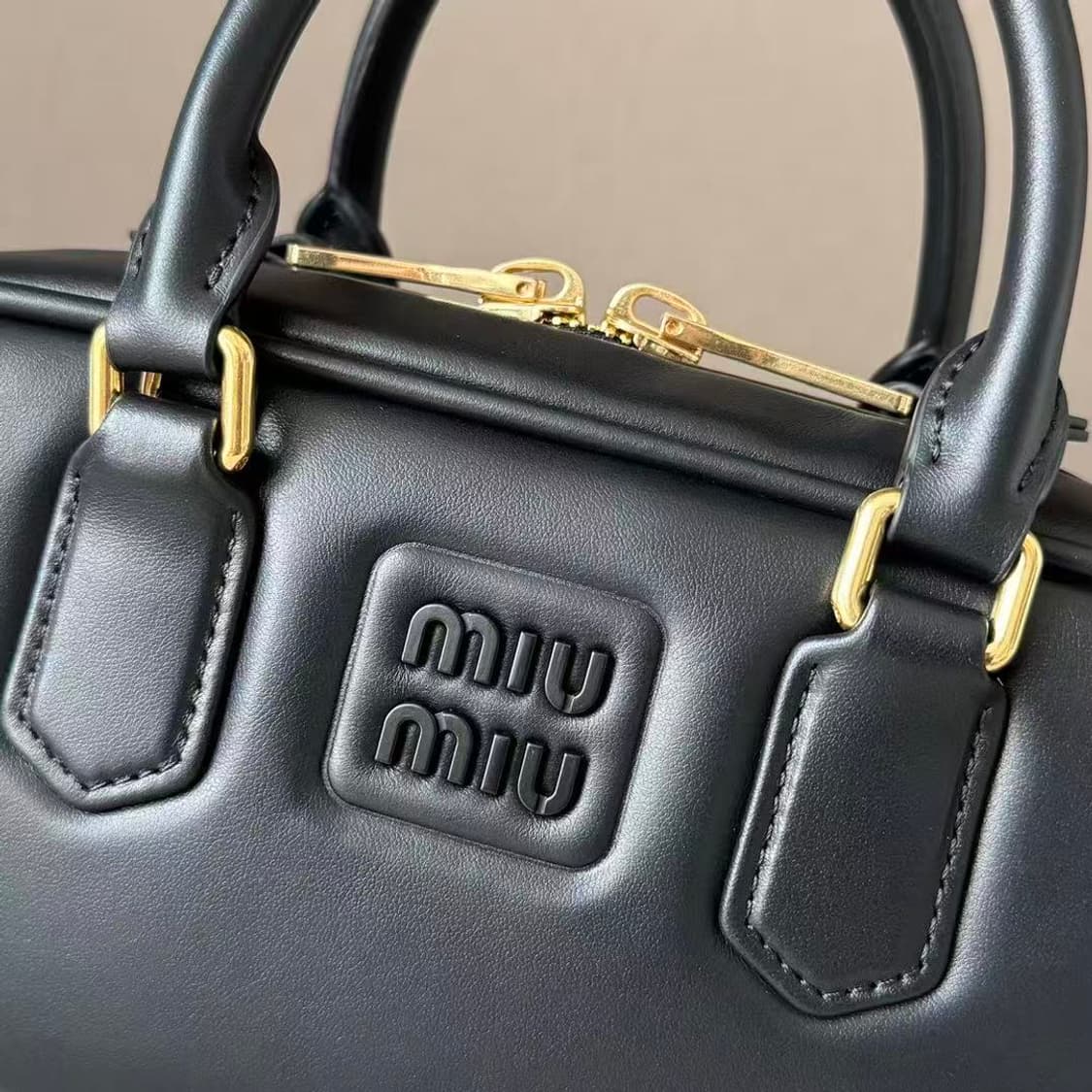 미우 미우 아르카디 레더 미니백 블랙 상품이미지4