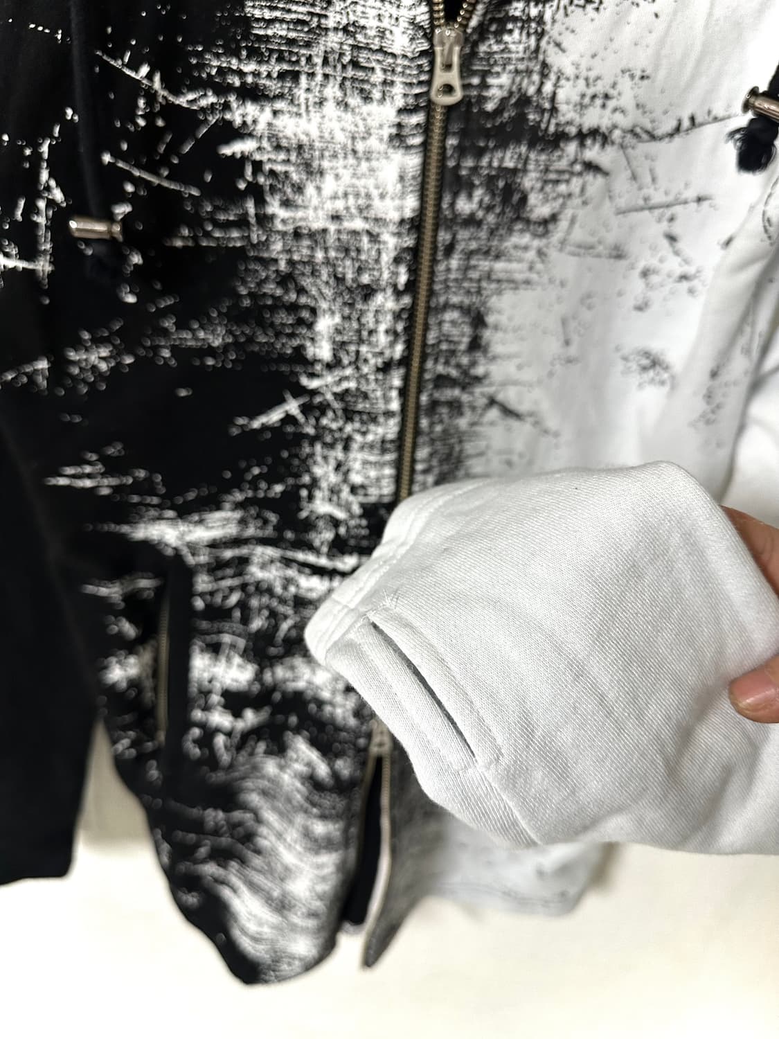 CIVARIZE 컨트래스트 디스트로이드 아트 롱 후드집업 상품이미지3