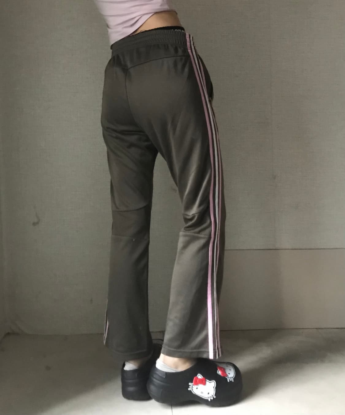 아디다스 카키 핑크 부츠컷 트레이닝 팬츠 상품이미지4