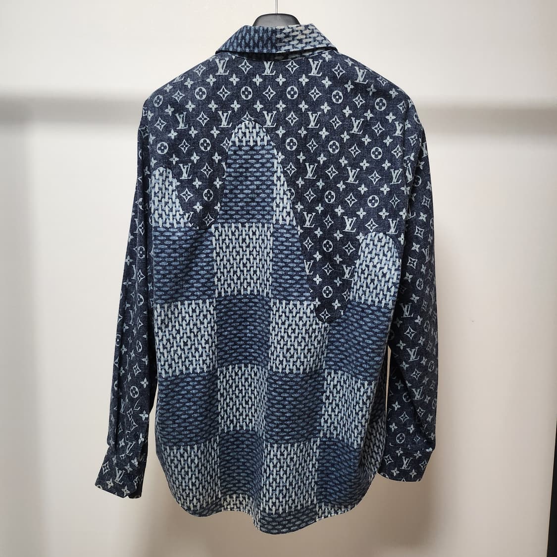 루이비통 니고 셔츠 자켓
사이즈 XL / 사용감 적음 상품이미지2