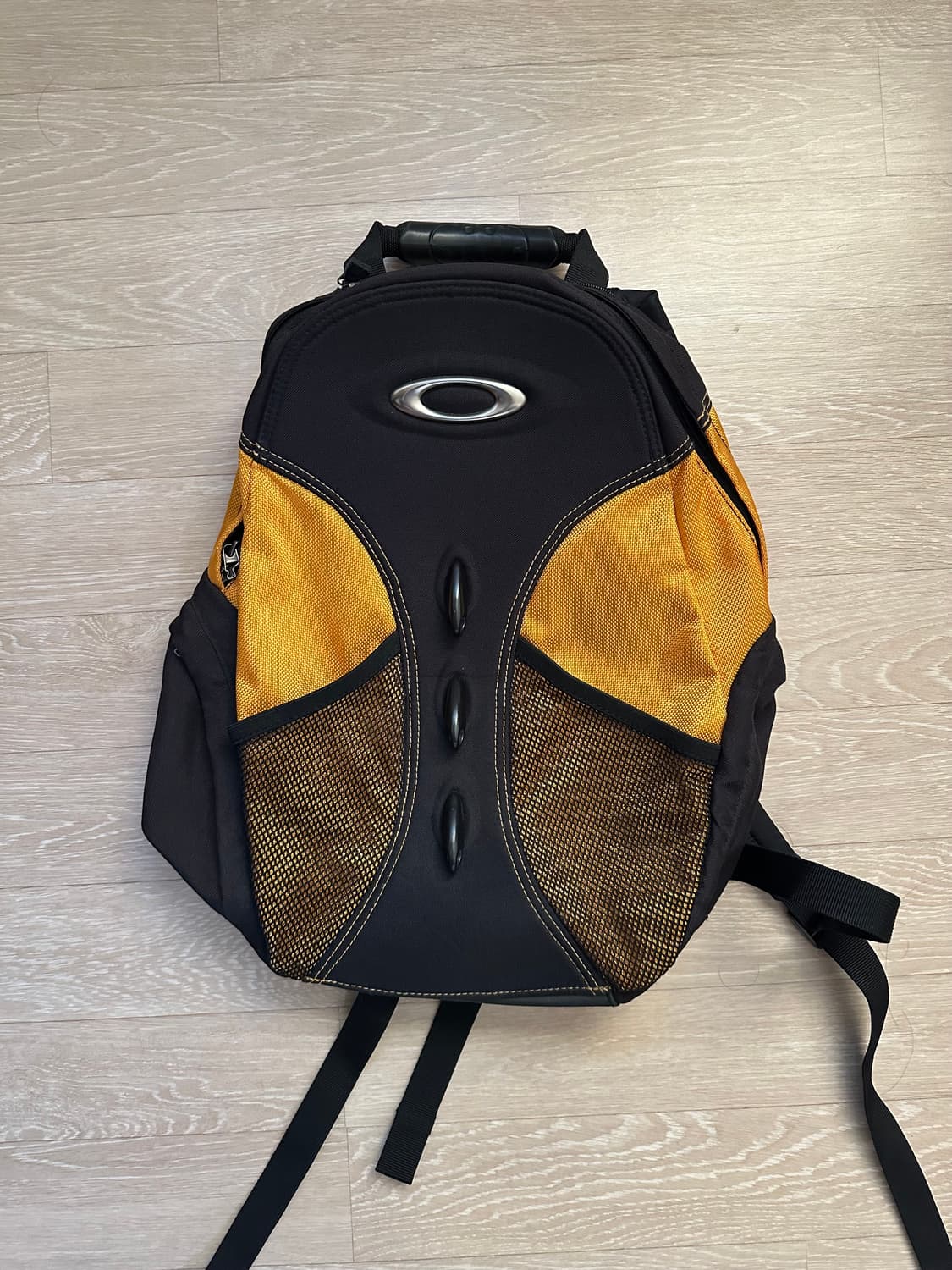 오클리 빈티지 옐로우 백팩 상품이미지1