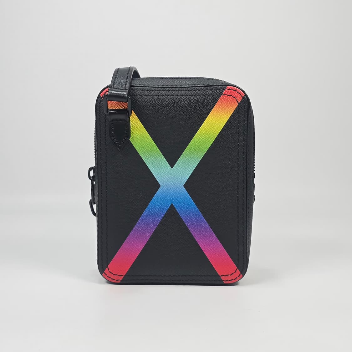 루이비통 타이가 레더 레인보우 다뉴브 크로스백 상품이미지2