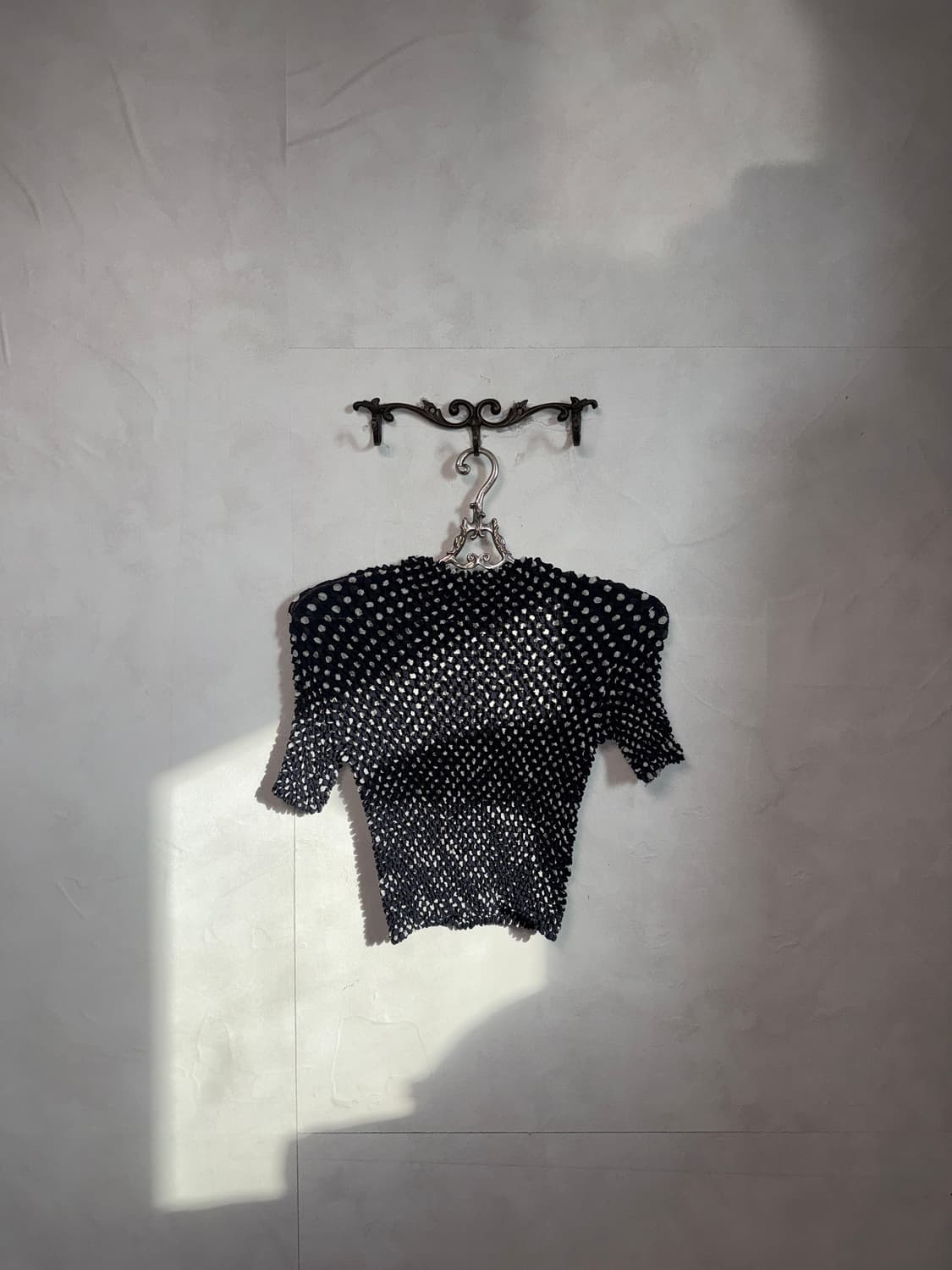 Black & white dot popcorn pleats top 상품이미지5