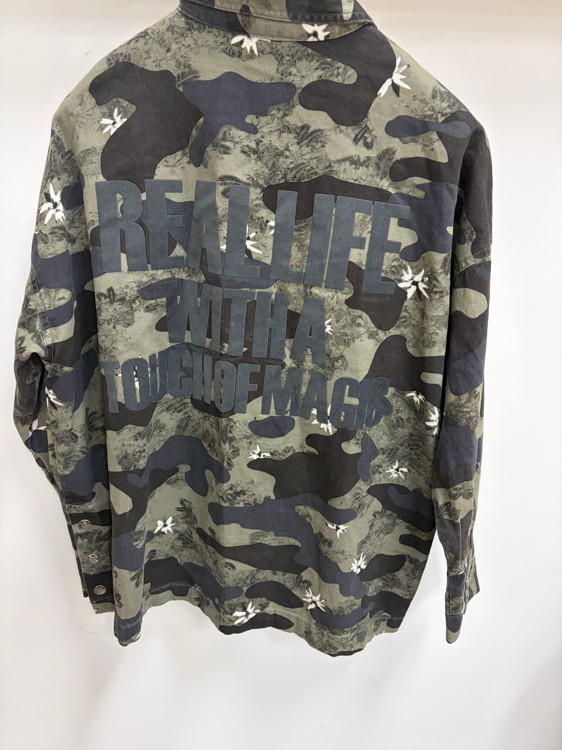 레터링 포인트 카무 셔츠형 자켓  상품이미지1