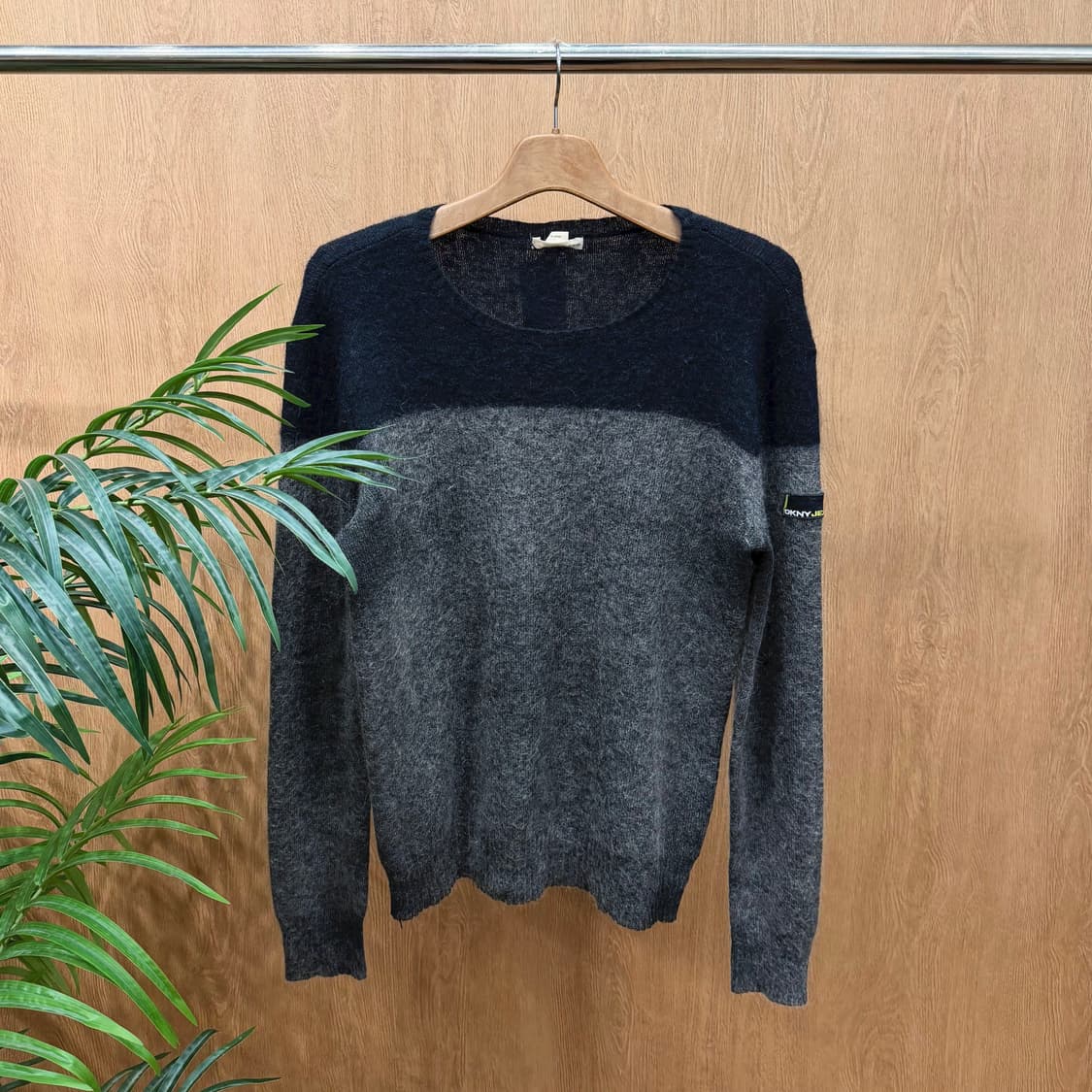 도나카란 뉴욕 라운드넥 니트 블랙 배색 로고 라벨 디테일 레귤러핏 차콜 상품이미지1