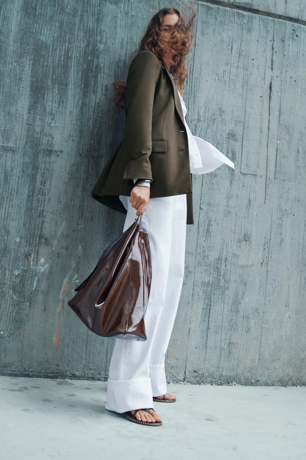 자라 맥시 버킷백 유광 버건디 토트백 상품이미지1