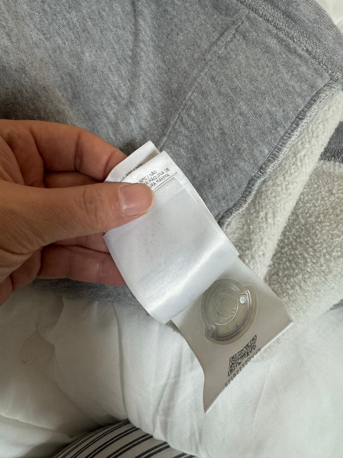 몽클레어 빅로고 스티치 맨투맨(연그레이) 상품이미지7