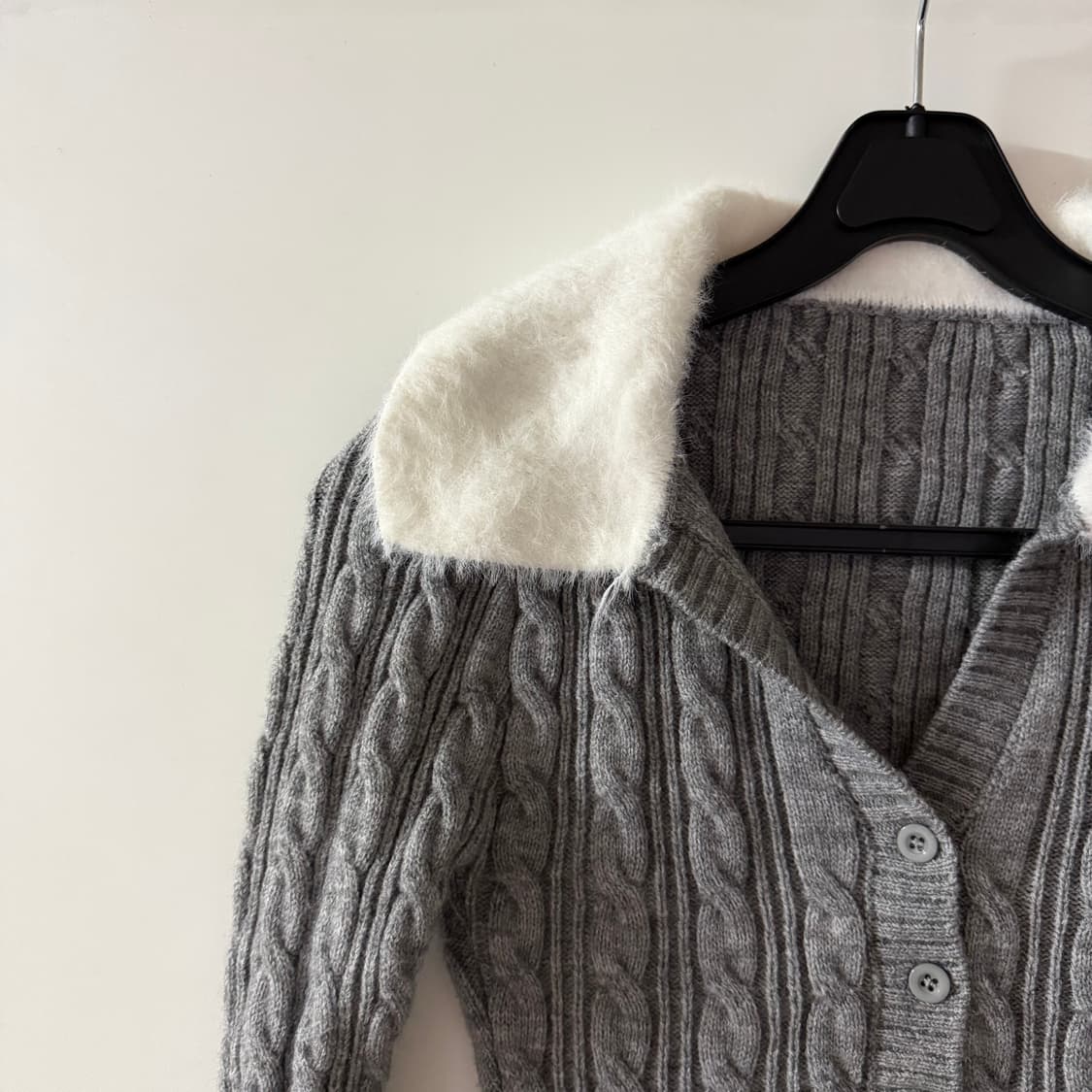 새상품 여자 퍼 꽈배기 브이넥 니트 상품이미지2